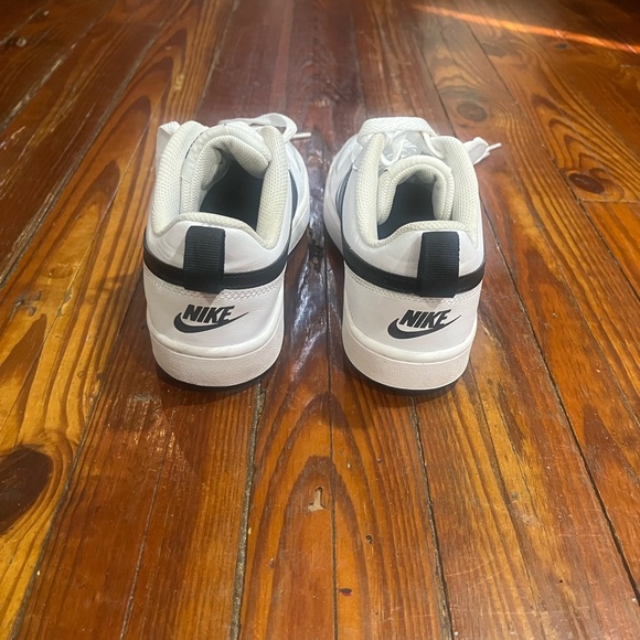 Women’s NIKE Shoes, White and Black, Size 6. - Picture 2 of 7